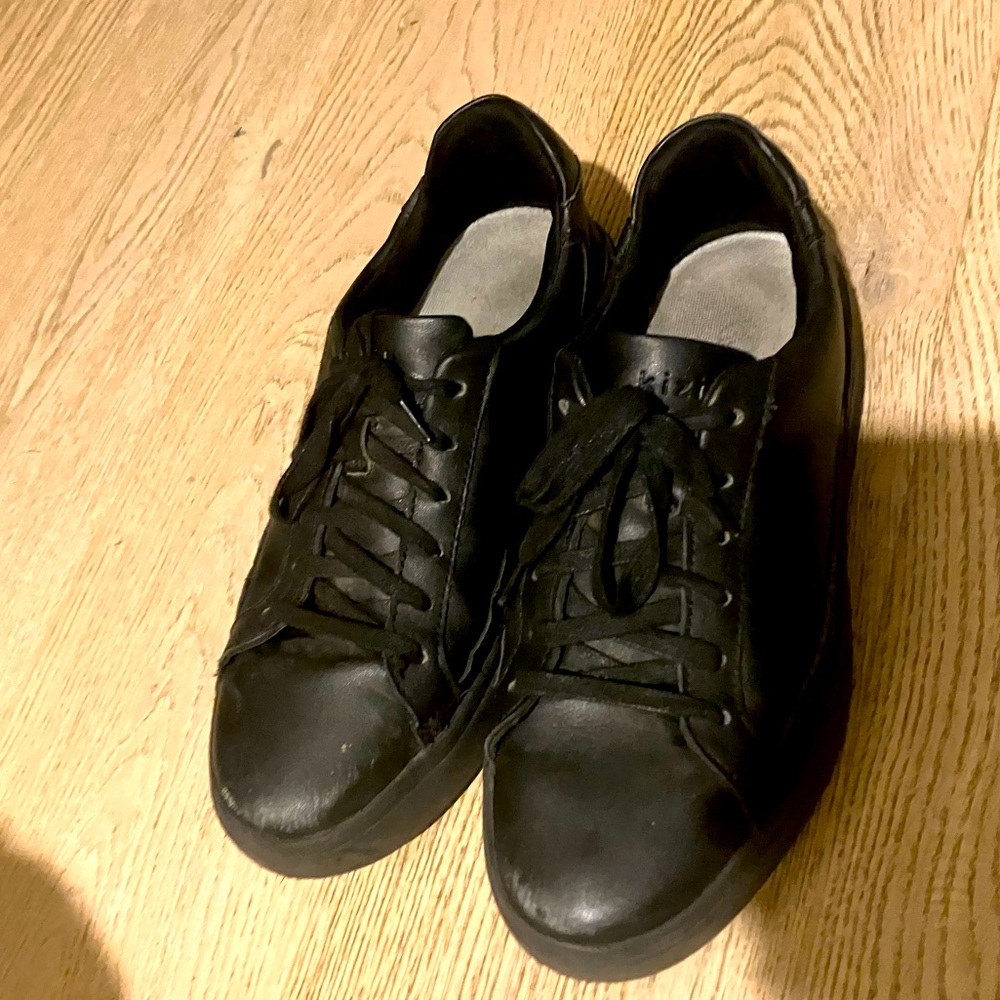 Kizik Vegas all black size 8